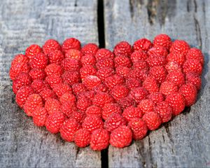 Preview wallpaper raspberry, berry, heart, wooden surface