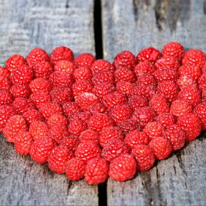 Preview wallpaper raspberry, berry, heart, wooden surface