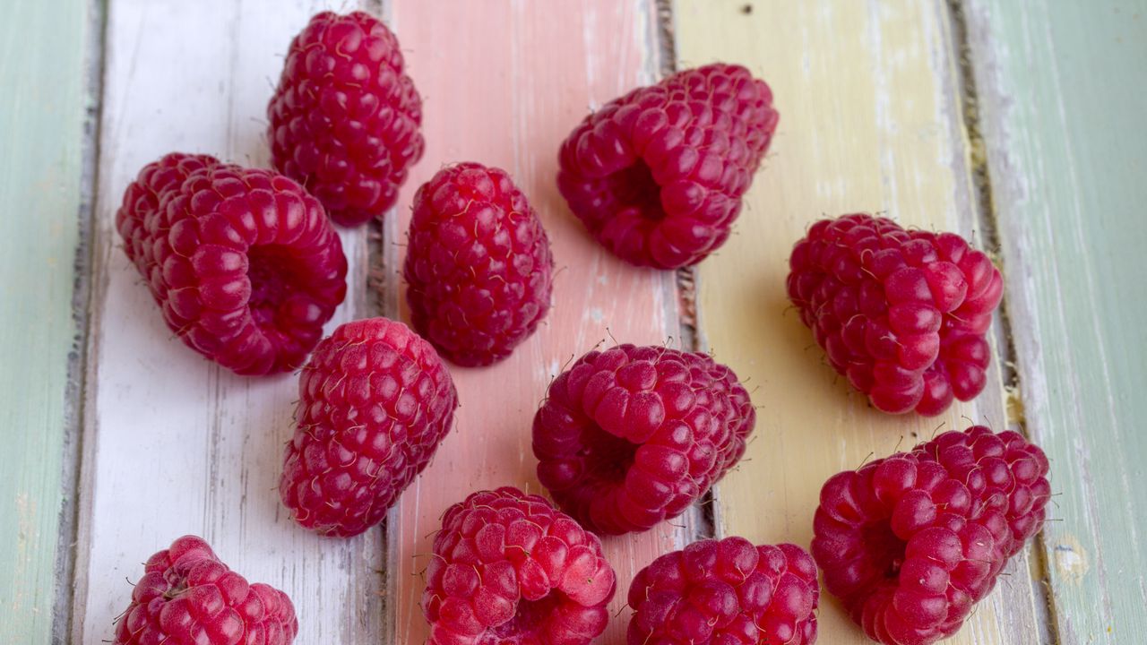 Wallpaper raspberry, berry, ripe, table