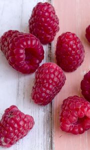 Preview wallpaper raspberry, berry, ripe, table