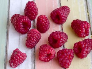 Preview wallpaper raspberry, berry, ripe, table