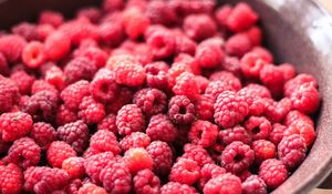 Preview wallpaper raspberry, berry, ripe, dish