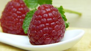 Preview wallpaper raspberry, berry, ripe, juicy, close-up