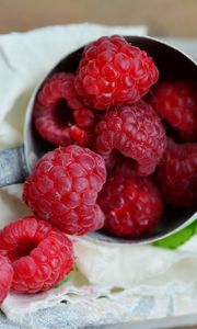 Preview wallpaper raspberry, berry, ripe, juicy, appetizing
