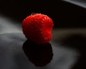 Preview wallpaper raspberry, berry, ripe, macro, shadow