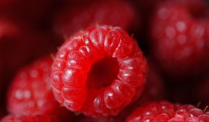 Preview wallpaper raspberry, berry, ripe, red, macro