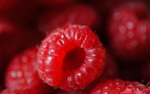 Preview wallpaper raspberry, berry, ripe, red, macro