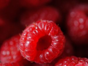 Preview wallpaper raspberry, berry, ripe, red, macro