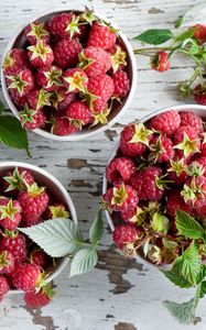 Preview wallpaper raspberry, bowl, fruit, table