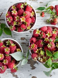 Preview wallpaper raspberry, bowl, fruit, table