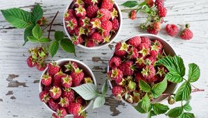 Preview wallpaper raspberry, bowl, fruit, table