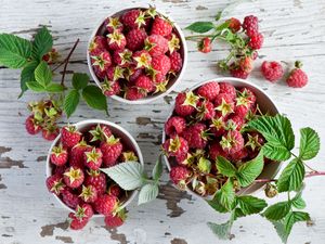 Preview wallpaper raspberry, bowl, fruit, table