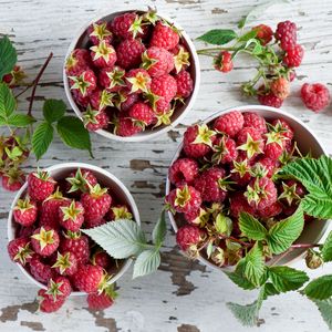 Preview wallpaper raspberry, bowl, fruit, table