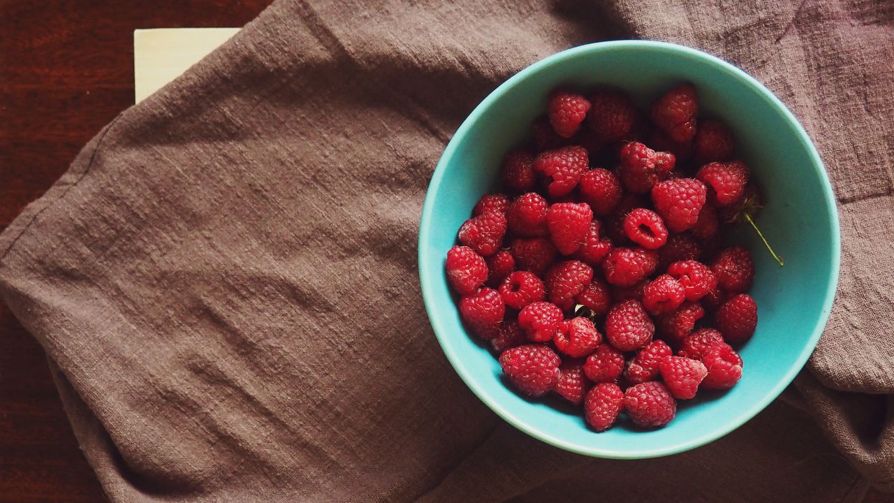 Wallpaper raspberry, plate, berries