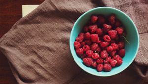 Preview wallpaper raspberry, plate, berries