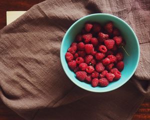 Preview wallpaper raspberry, plate, berries