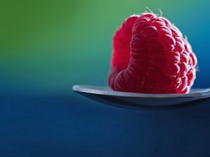 Preview wallpaper raspberry, spoon, berry, macro