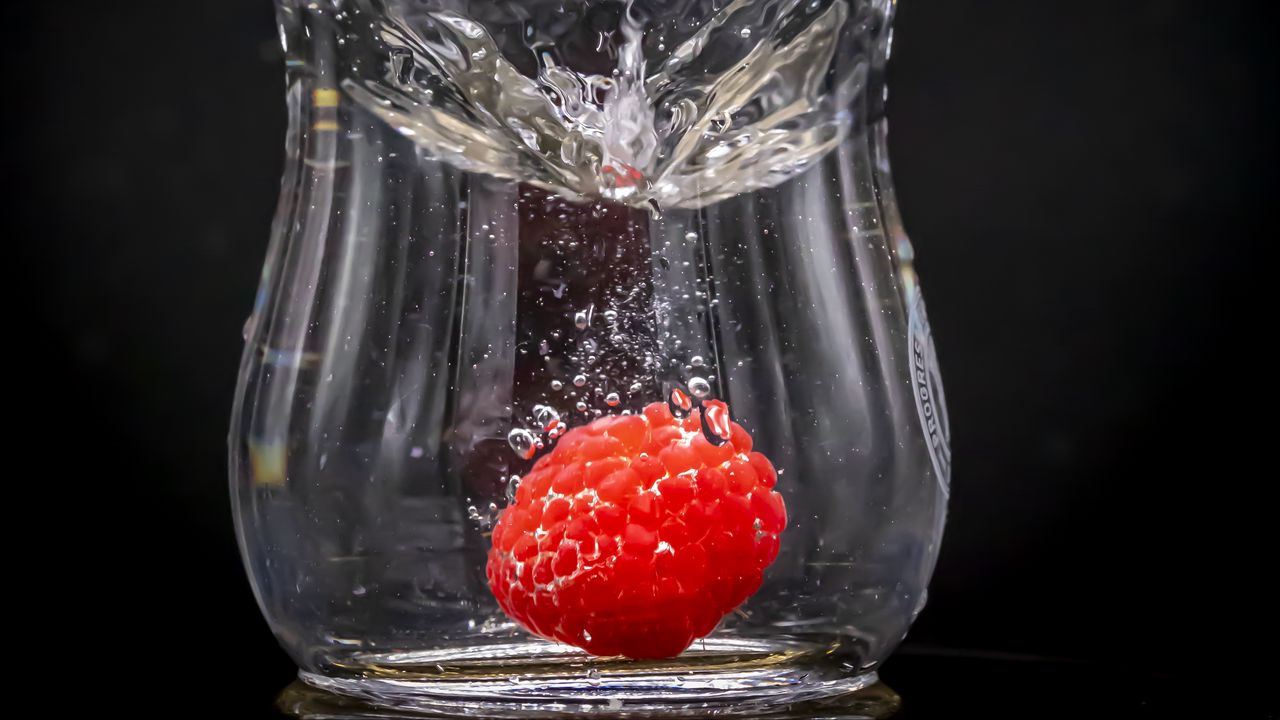Wallpaper raspberry, water, glass, bubbles, macro, splash