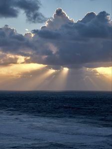 Preview wallpaper rays sun, clouds, sea, horizon