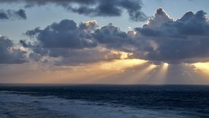 Preview wallpaper rays sun, clouds, sea, horizon