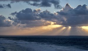 Preview wallpaper rays sun, clouds, sea, horizon