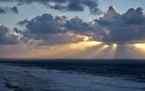 Preview wallpaper rays sun, clouds, sea, horizon