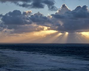 Preview wallpaper rays sun, clouds, sea, horizon