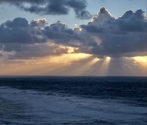 Preview wallpaper rays sun, clouds, sea, horizon