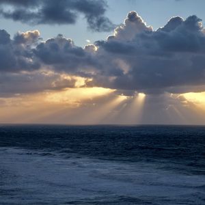 Preview wallpaper rays sun, clouds, sea, horizon