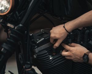 Preview wallpaper repair, motorcycle, hands, bike, details