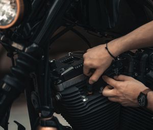 Preview wallpaper repair, motorcycle, hands, bike, details