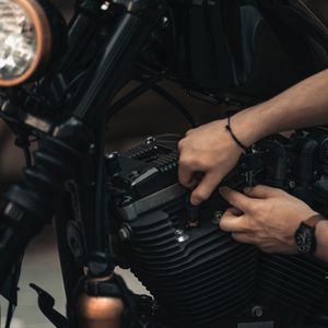 Preview wallpaper repair, motorcycle, hands, bike, details