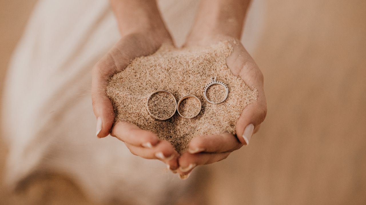 Wallpaper rings, hands, sand, palms