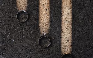 Preview wallpaper rings, rays, asphalt, light