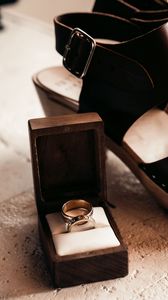 Preview wallpaper rings, shoes, box