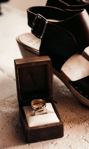 Preview wallpaper rings, shoes, box