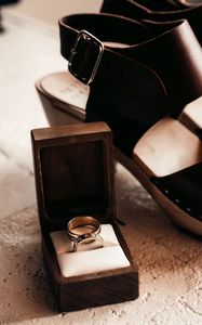 Preview wallpaper rings, shoes, box