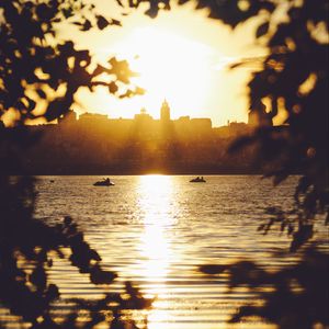 Preview wallpaper river, buildings, silhouettes, sunlight