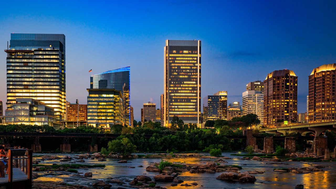 Wallpaper river, city, buildings, light, evening, dark