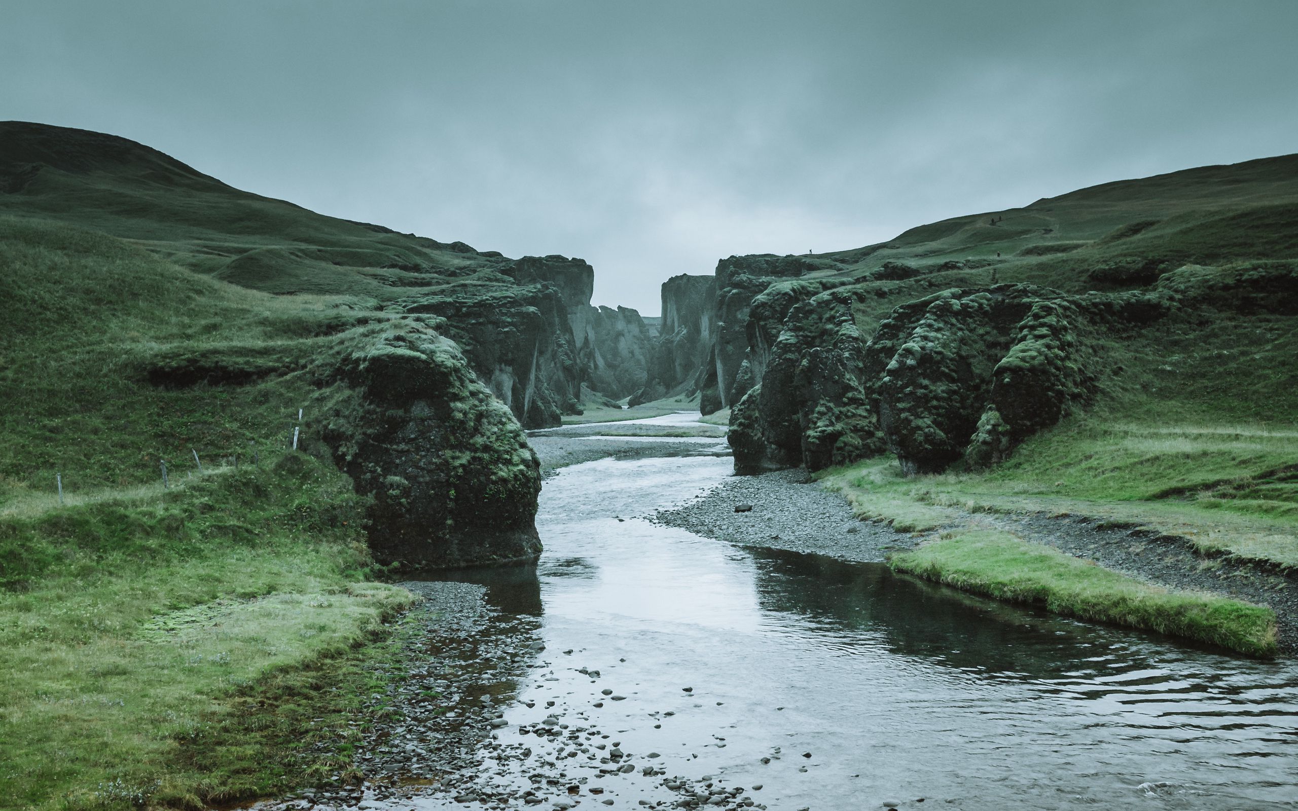 River coast. Обрывистый берег реки. Крутой берег реки. Скалистый берег реки. Исландия заставка.