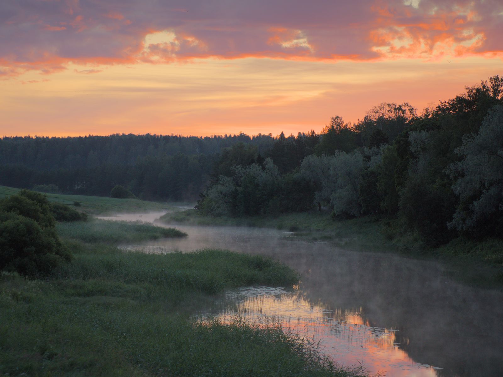 1600x1200 Wallpaper river, trees, clouds, sunset, landscape