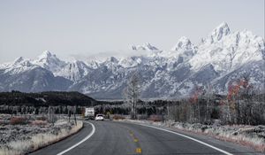 Preview wallpaper road, asphalt, mountains, turn, wyoming