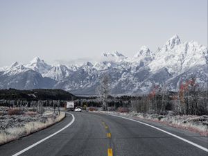 Preview wallpaper road, asphalt, mountains, turn, wyoming