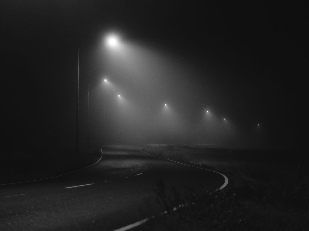 1024x768 Wallpaper road, night, fog, lights, bw