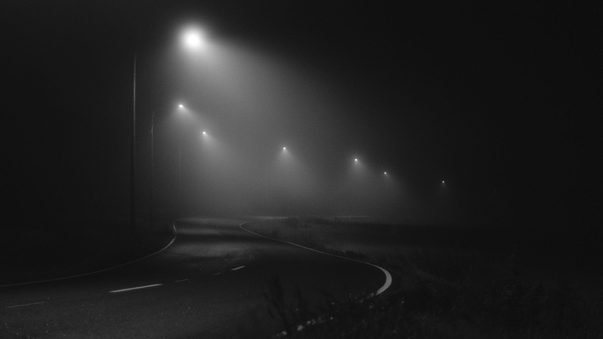 2048x1152 Wallpaper road, night, fog, lights, bw