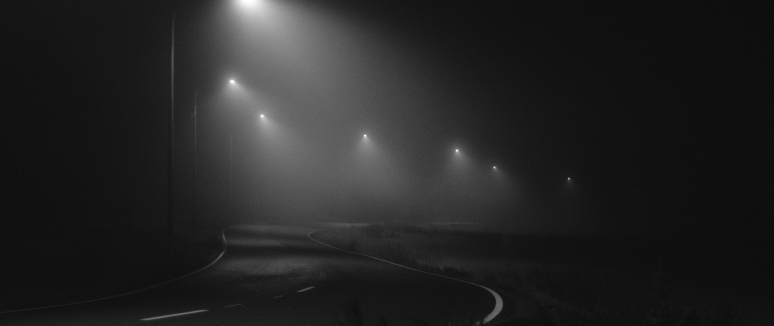 2560x1080 Wallpaper road, night, fog, lights, bw