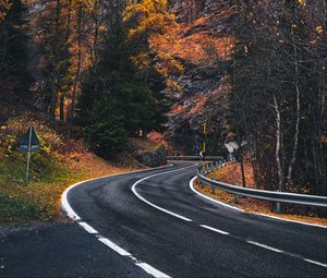 Preview wallpaper road, winding, rocks, marking, fog