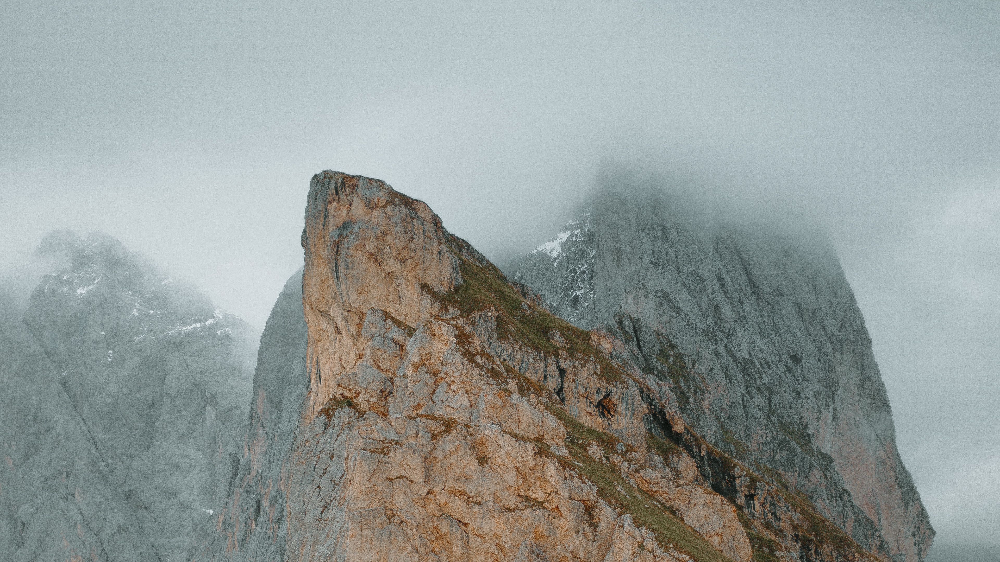 Склон утеса. Скалы утёсы горы. Rocky Cliff. Яммалахском Утесе горы хойудуку. Раннее утро склоны Утёсов.