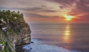 Preview wallpaper rock, cliff, shore, sun, waves