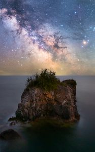 Preview wallpaper rock, ocean, milky way, stars, sky, night